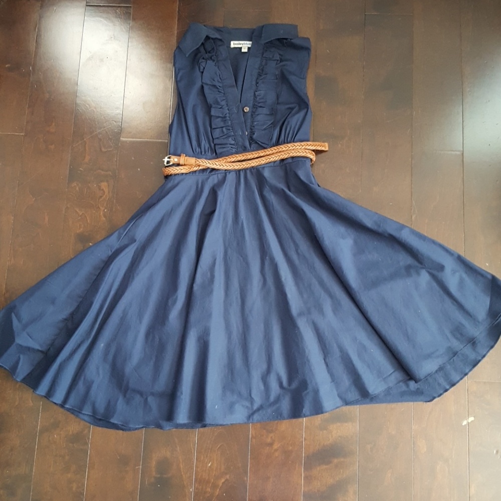 A-Line sleeveless collard dress.